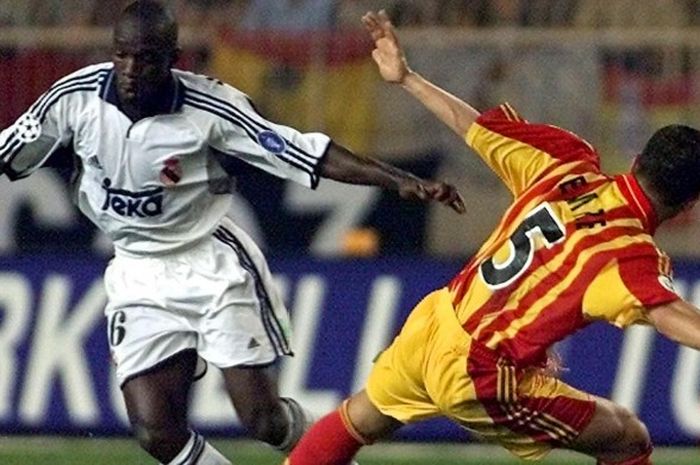 Claude Makelele mencoba melewati Emre Belozoglu dalam pertandingan Piala Super Eropa antara Galatasaray versus Real Madrid, 25 Agustus 2000.