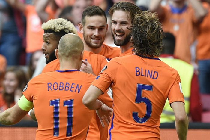 Para pemain tim nasional Belanda merayakan gol yang dicetak Davy Proepper (kedua dari kanan) ke gawang Bulgaria dalam lanjutan laga Kualifikasi Piala Dunia 2018 Grup A di Stadion Amsterdam ArenA, Amsterdam, Belanda, pada Minggu (3/9/2017).