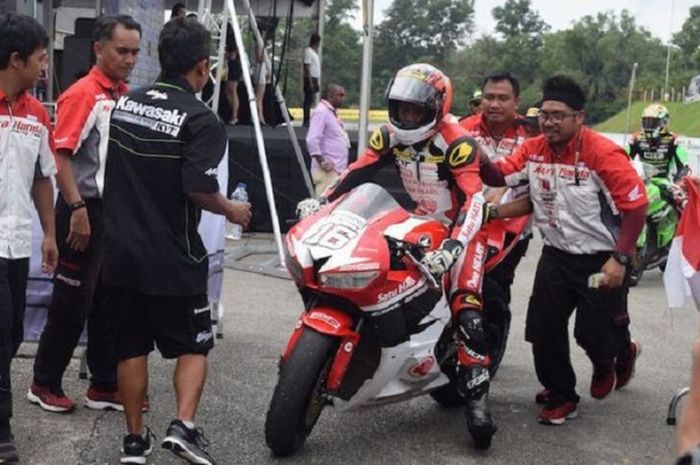 Pebalap Astra Honda Racing Team (AHRT), Irfan Ardiansyah, memasuki parc ferme setelah finis di urutan ketiga pada balapan kedua Supersport 600cc seri pertama Asia Road Racing Championship (ARRC) 2017 di Sirkuit Johor, Malaysia, Minggu (2/4/2017).