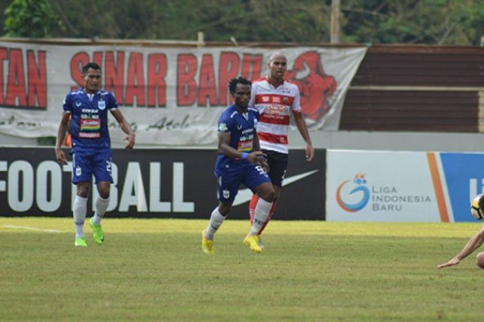 Ibrahim Conteh saat berhadapan dengan Madura United di Stadion Moch Soebroto, Magelang.