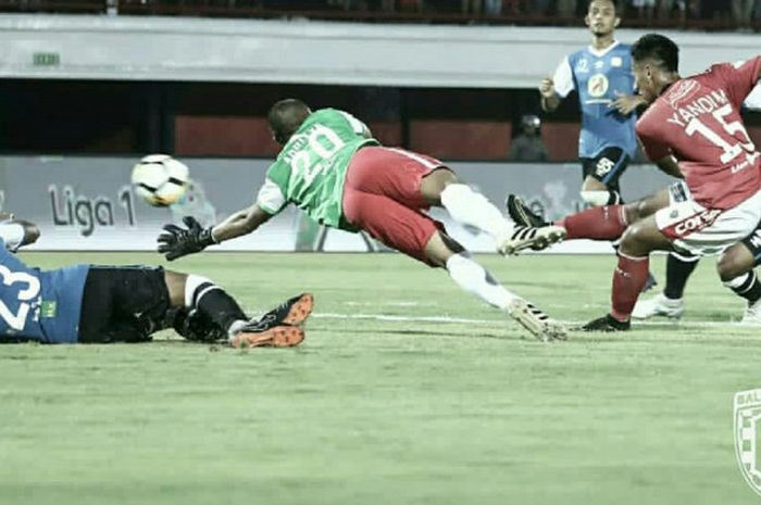 Gol debut pemain Bali United Yandi Sofyan pada liga domestik kontra Barito United di Stadion Kapten I Wayan Dipta, Gianyar, Minggu (22/4/2018).