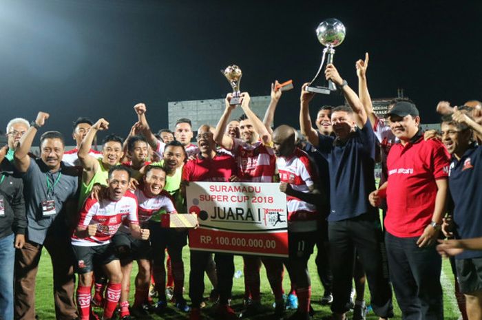 Skuat Madura United saat merayakan gelar juara Suramadu Super Cup 2018 di Stadion Bangkalan, Madura, Jumat (13/1/2018)