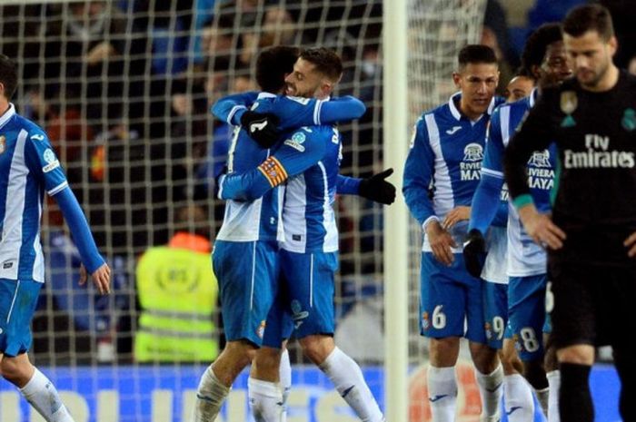 Para pemain Espanyol merayakan gol mereka ke gawang Real Madrid dalam partai Liga Spanyol di RCDE Stadium, 27 Februari 2018.