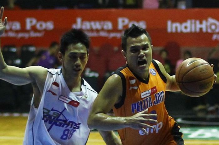 Pelita Jaya bertanding melawan CLS Knights Surabaya di NBL musim 2014-2015.