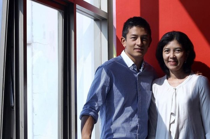 Rio Haryanto bersama sang ibu, Indah Pennywati, saat berkunjung ke kantor redaksi Tabloid BOLA.