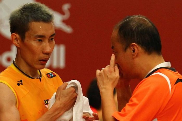 Pebulu tangkis Malaysia, Lee Chong Wei, berbincang dengan pelatihnya, Hendrawan, pada Kejuaraan Dunia