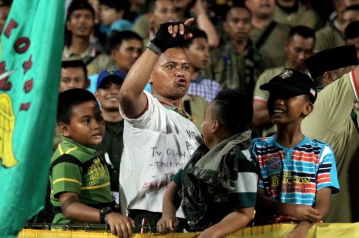 Suporter PS TNI saat memberikan dukungan kepada tim kesayanganya di Stadion Gelora Delta, Sidoarjo, di salah satu pertandingan di Piala Jenderal Sudirman.