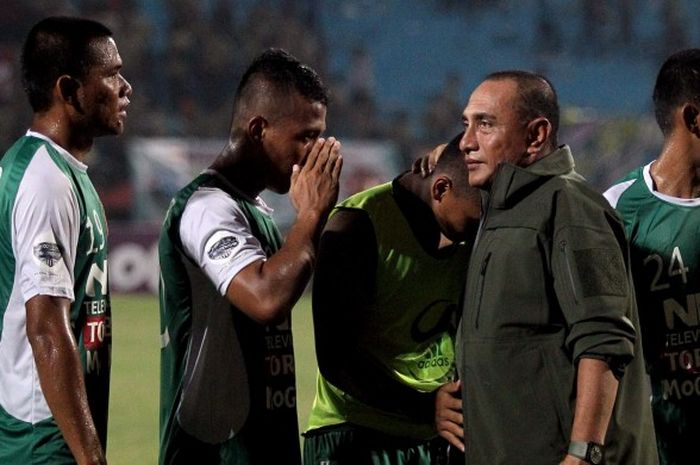 Para pemain PS TNI setelah memenangkan pertandingan terakhir Grup C Piala Jenderal Sudirman menghadapi Persib Bandung di Stadion Gelora Delta, Sidoarjo, pada Senin (30/11/2015).