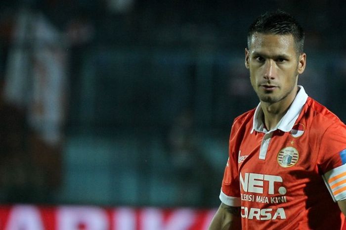 Gelandang Persija Jakarta, Raphael Maitimo, tampil di Piala Jenderal Sudirman.