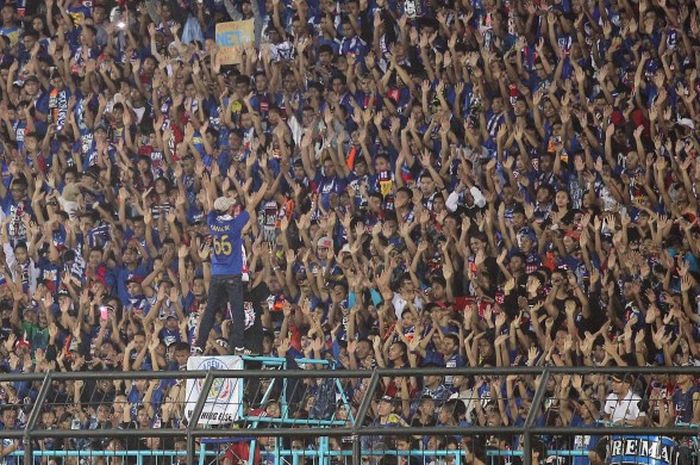 Aksi suporter Arema Cronus, Aremania, ketika memberikan dukungan kepada timnya. 