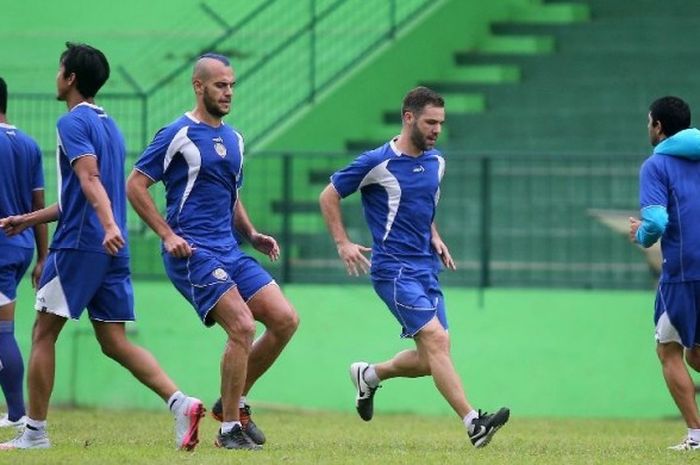  Dua pemain Arema, Kiko Insa dan Toni Mossi, berlatih di Stadion Gajayana, Malang, pada Minggu (3/1/2016) 