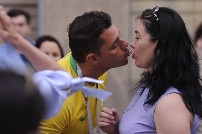 Seorang fan asal Brasil  diduga sedang mencium wanita asal Rusia. 