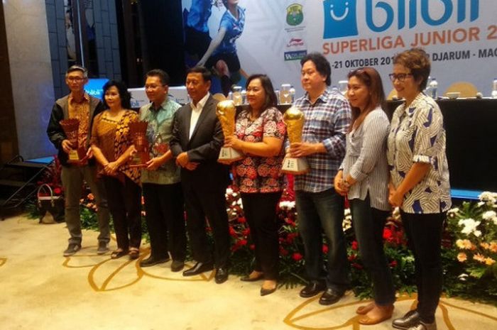 Ketua PP PBSI Wiranto (keempat dari kiri) dan para legenda bulu tangkis menghadiri sesi konferensi pers Blibli.com Superliga Junior 2018, di Jakarta, pada Senin (1/10/2018).