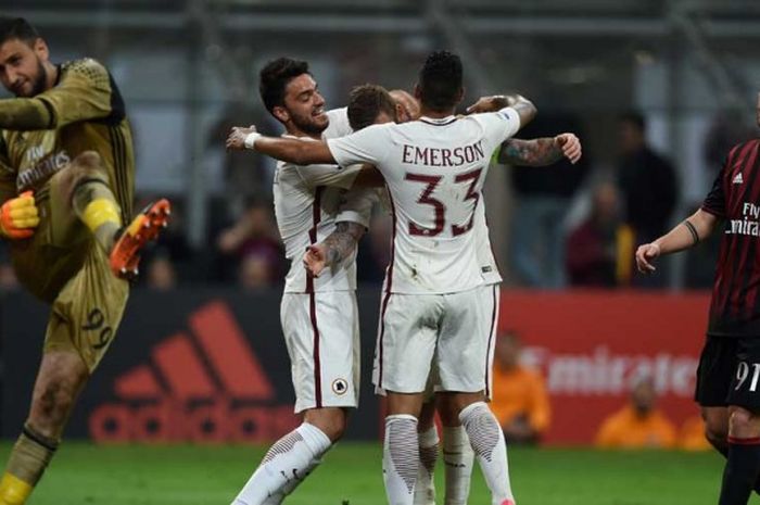 Pemain AS Roma, Daniele De Rossi, saat merayakan gol penalti bersama rekan setimnya berbarengan dengan reaksi kesal kiper AC Milan, Gianluigi Donnaruma, dalam laga Serie A antara AC Milan kontra AS Roma di San Siro Stadium, 7 Mei 2017. 