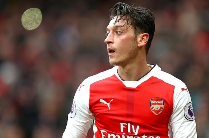 Ekspresi gelandang Arsenal, Mesut Oezil, dalam laga Liga Inggris 2016-2017 melawan Hull City di Stadion Emirates, London, pada 11 Februari 2017.