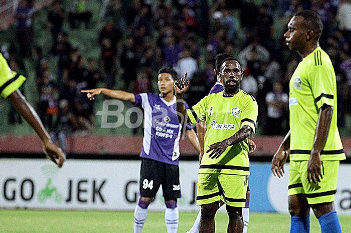 Gestur pemain Yahukimo FC saat melawan Persik Kediri  dalam laga play-off Grup F Liga 2 di Stadion Gelora Delta Sidoarjo, Jawa Timur, Rabu (11/10/2017) sore.