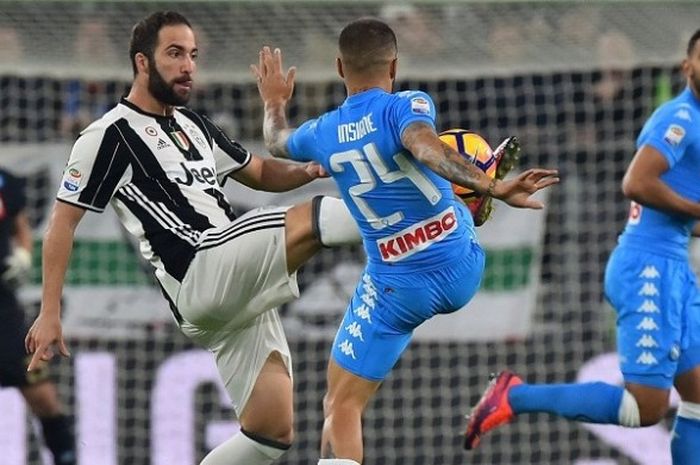 Gelandang Napoli, Lorenzo Insigne (kanan), berduel dengan striker Juventus, Gonzalo Higuain, dalam lanjutan Serie A di Stadion Juventus, Sabtu (29/10/2016) waktu setempat.