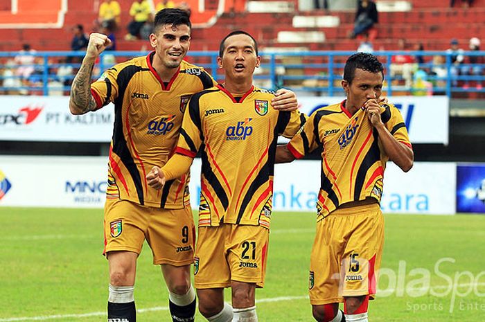 Fernando Rodrigues (kiri) dan Hendra Bayauw (kanan) pencetak gol mitra Kukar saat melawan PSIS Semarang dalam laga kedua Grup A Piala Gubernur Kaltim 2018 di Stadion Segiri, Minggu (25/2/2018) sore.