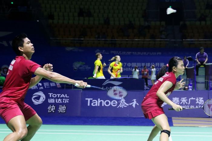 Pasangan ganda campuran Indonesia, Praveen Jordan/Debby Susanto, saat menjalani pertandingan melawan Zhang Nan/Liu Xuanxuan (China) pada babak kesatu turnamen China Terbuka 2017 di Haixia Olympic Sports Center, Fuzhou, Rabu (15/11/2017). Praveen/Debby kalah 18-21, 18-21.