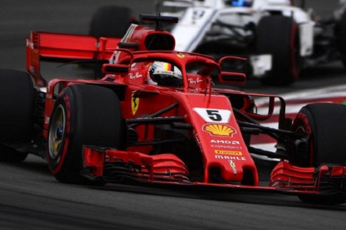 Pebalap Ferrari, Sebastian Vettel, mengikuti sesi latihan ketiga di Circuit de Catalunya, Barcelona, Sabtu (12/5/2018).