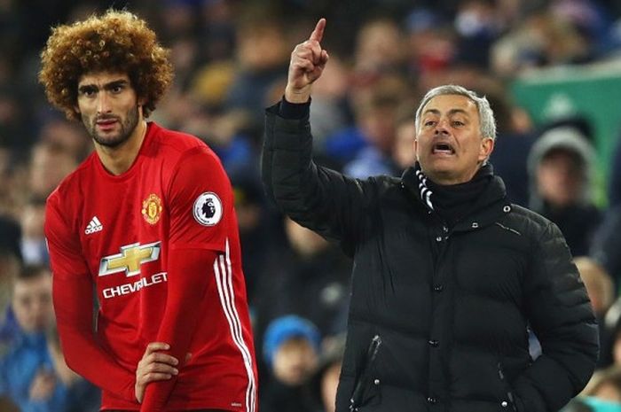 Manajer Manchester United, Jose Mourinho (kanan), bersiap memainkan Marouane Fellaini dalam laga Premier League kontra Everton di Stadion Goodison Park, Liverpool, Inggris, 4 Desember 2016.