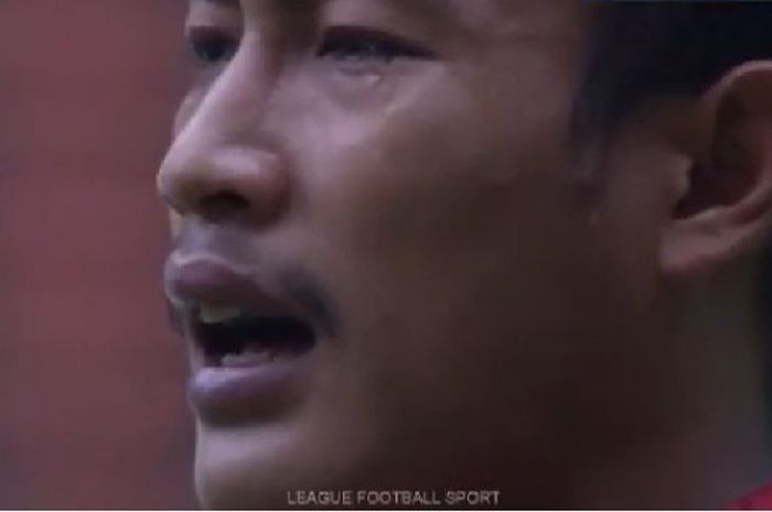 Hansamu Yama, menangis saat menyanyikan Indonesia Raya saat laga SEA Games 2017 Kuala Lumpur melawan Thailand Selasa, (15/8/2017).