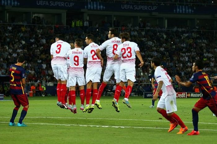 Momen eksekusi tendangan bebas Lionel Messi (kanan) dalam duel Piala Super Eropa antara Barcelona lawan Sevilla di Tbilisi, Georgia, 11 Agustus 2015.