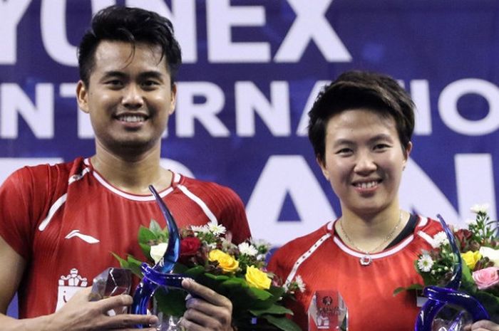    Pasangan ganda campuran Indonesia, Tontowi Ahmad/Liliyana Natsir, berpose setelah menjuarai French Open 2017 di Stade Pierre de Coubertin, Paris, Minggu (29/10/2017).   