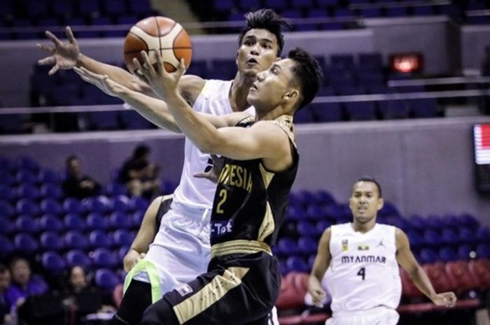 Guard Indonesia, Hardianus Lakudu (jersey hitam, #2), melepas tembakan lay-up seraya dijaga pemain Myanmar, Aung Zaya, pada laga Kejuaraan SEABA 2017 di Smart Araneta Coliseum, Manila, Filipina, Rabu (17/5/2017). Indonesia menang dengan skor 123-50.