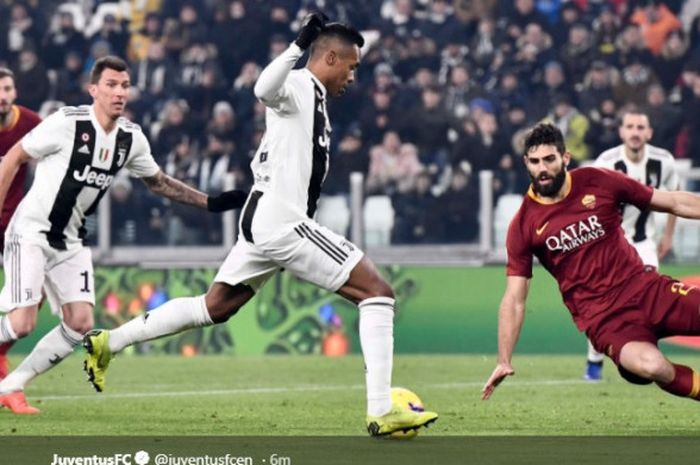 Bek kiri Juventus, Alex Sandro, beraksi dalam laga Liga Italia melawan AS Roma di Stadion Allianz, Turin pada 22 Desember 2018.