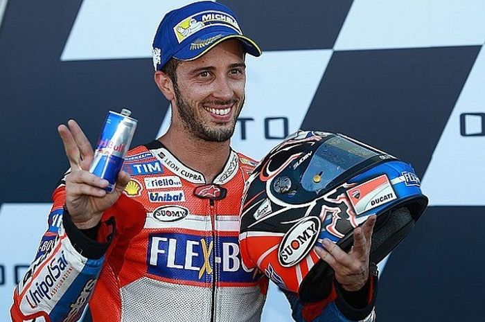 Andrea Dovizioso saat naik podium MotoGP Inggris, Minggu (27/8/2017).