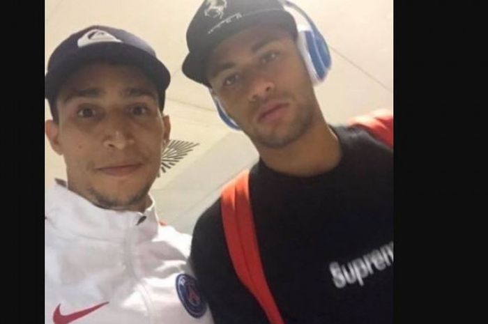 Neymar berpose dengan seseorang yang mengenakan jaket Paris Saint-Germain di Bandara Spanyol, Selasa (1/8/2017)
