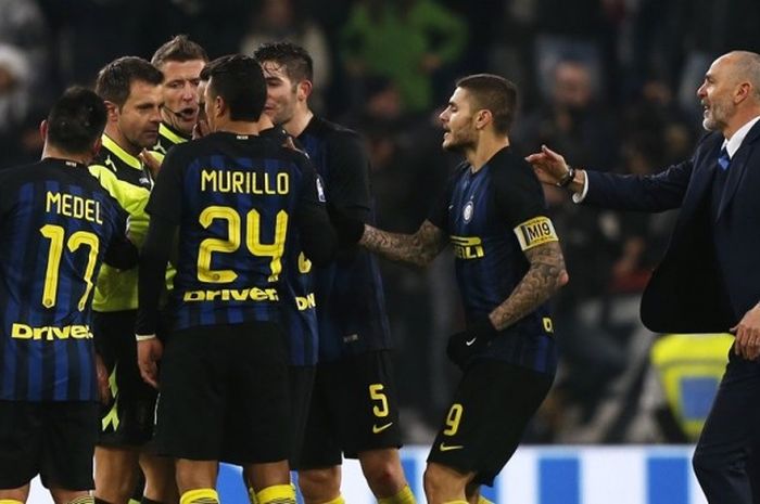 Para pemain Inter Milan melancarkan protes kepada wasit Nicola Rizzoli saat melawan Juventus pada partai lanjutan Serie A di Stadion Juventus, Minggu (5/2/2017).