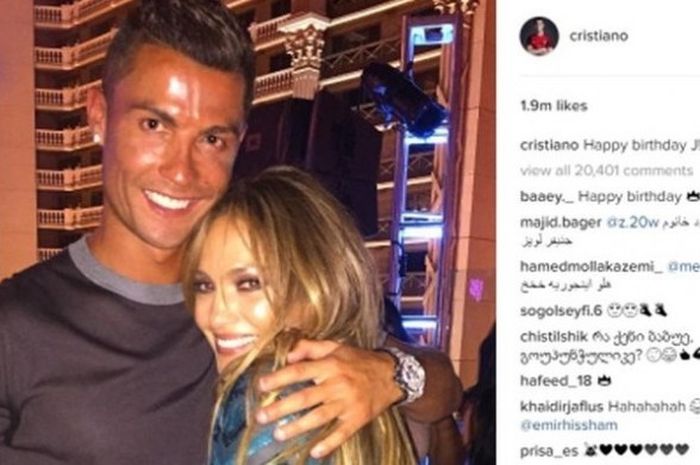 Megabintang Real Madrid asal Portugal, Cristiano Ronaldo, mengucapkan selamat ulang tahun kepada Jennifer Lopez, Senin (25/7/2016).
