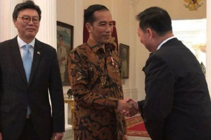 Presiden Joko Widodo bertemu dengan Duta Besar Korea Selatan, Kim-Chang-Beom (kiri), dan Duta Besar Korea Utara, An Kwang Il, di Istana Merdeka, Jakarta, Senin (30/4/2018).