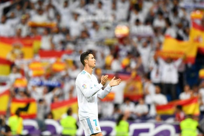 Megabintang Real Madrid, Cristiano Ronaldo, bertepuk tangan ke arah penggemar sebelum dimulainya laga Liga Spanyol kontra Espanyol di Stadion Santiago Bernabeu, Madrid, pada 1 Oktober 2017.