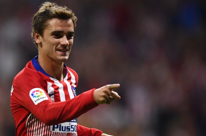 Penyerang Atletico Madrid, Antoine Griezmann, melakukan selebrasi setelah mencetak gol ke gawang Huesca di Stadion Wanda Metropolitano, Selasa (25/9/2018) waktu setempat.