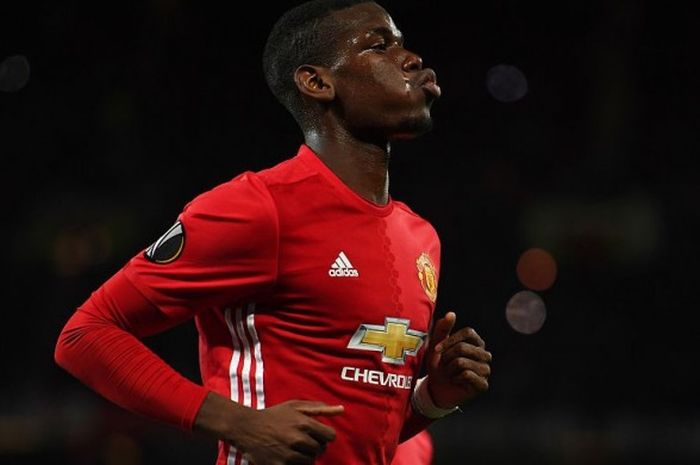 Gelandang Manchester United, Paul Pogba, merayakan gol ke gawang Fenerbahce pada laga Liga Europa, Kamis (20/10/2016)