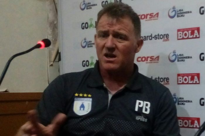 Pelatih Persipura, Peter Butler, memberi keterangan dalam konferensi pers selepas bermain imbang melawan tuan rumah Persela Lamongan dalam turnamen Jakajaya Friendly Game 2018 di Stadion Surajaya, Lamongan, Jumat (9/3/2018).