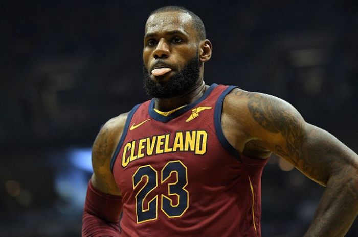   Pebasket Cleveland Cavaliers, LeBron James, saat tampil dalam laga NBA melawan Milwaukee Bucks di Bradley Center, 20 Oktober 2017.  