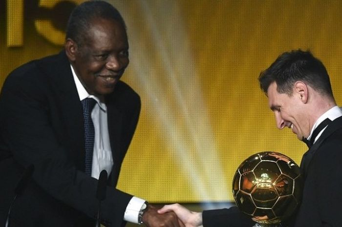 Lionel Messi bersalaman dengan Presiden sementara FIFA, Issa Hayatou, seusai menerima gelar FIFA Ballon d'Or 2015 di Zurich, Swiss, Senin (11/1/2016).