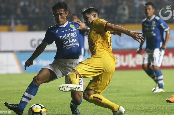 Pemain Sriwijaya FC Esteban Vizcarra berusaha melewati  pemain Persib Henhen Herdiana dalam laga pekan kedua Liga 1 di Stadion Gelora Sriwijaya, Jakabaring, Palembang, Minggu (1/4/2018)