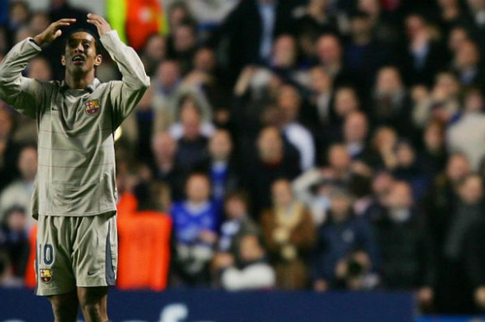Kekecewaan mantan pemain bintang FC Barcelona, Ronaldinho, seusai kalah di kandang Chelsea pada 2005 silam.