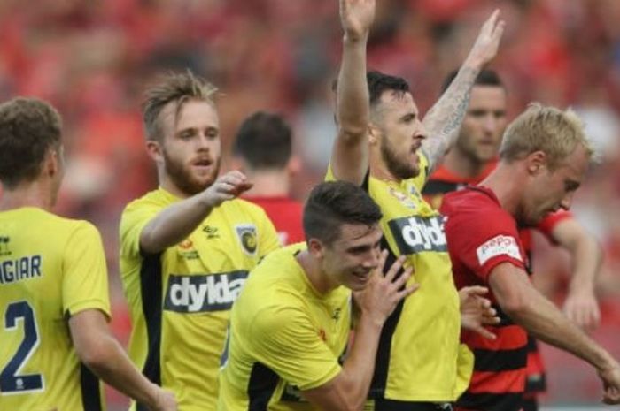 Striker Central Coast Mariners, Roy O'Donovan (mengangkat tangan) seusai mencetak gol ke gawang Western Sydney Wanderers pada laga A-League di Stadion Spotless, Minggu (12/2/2017) malam.