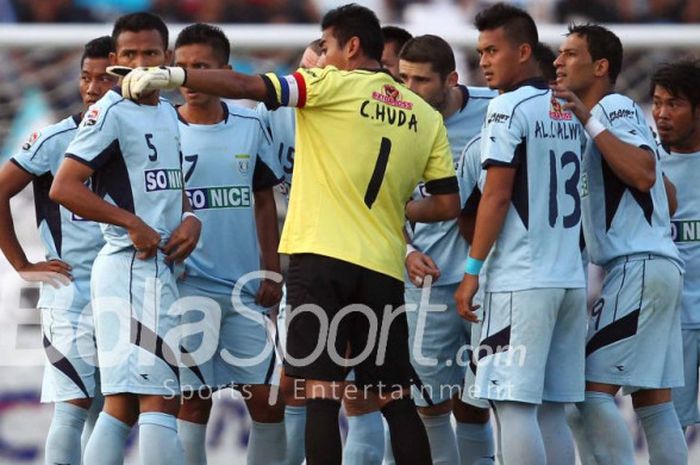 Kiper Persela, Choirul Huda, memberi instruksi kepada rekan-rekannya dalam sebuah laga Liga Indonesi