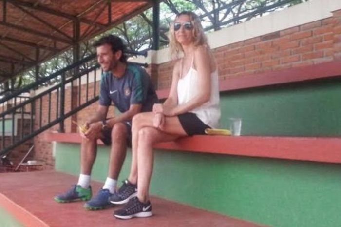 Pelatih timnas Indonesia, Luis Milla dan istrinya, Maria Luisa berada di tribune lapangan Sekolah Pelita Harapan, Karawaci, Tangerang,  Jumat (17/3/2017) pagi. 