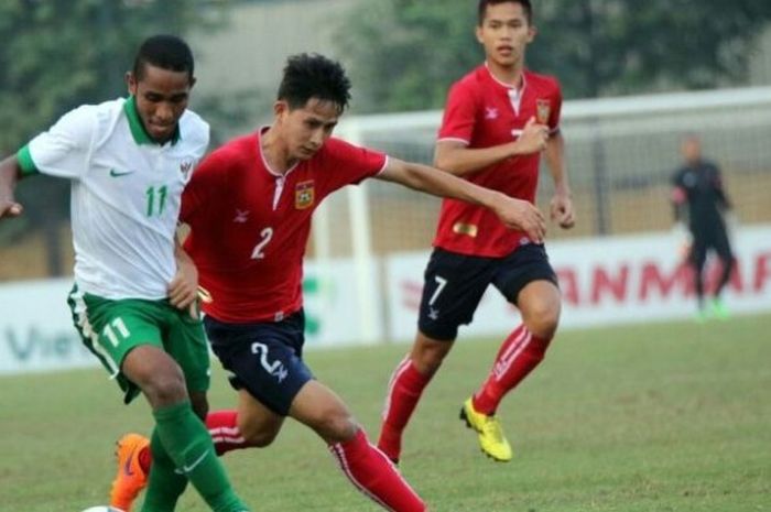 Aksi gelandang Indonesia U-19, Pandi Ahmad Lestaluhu (kiri), dalam laga kontra Laos U-19 di Vietnam Youth Training Center, Hanoi, Minggu (18/9/2016).