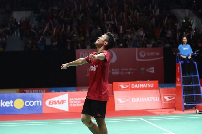 Pebulu tangkis tunggal putra Indonesia, Anthony Sinisuka Ginting, bereaksi setelah memastikan diri ke final Indonesia Masters, Sabtu (27/1/2018).