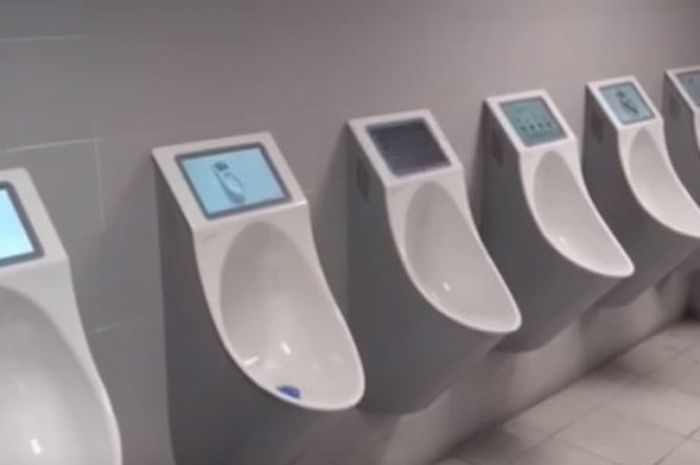 Toilet di Stadion Santiago Bernabeu, kandang Real Madrid, kini dilengkapi layar video di setiap urinoir.