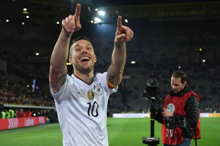 Pemain Jerman, Lukas Podolski, memberikan apresiasi kepada penggemar seusai timnya mengalahkan Inggris dalam partai uji coba di Stadion Signal Iduna Park, Dortmund, Jerman, pada 22 Maret 2017.